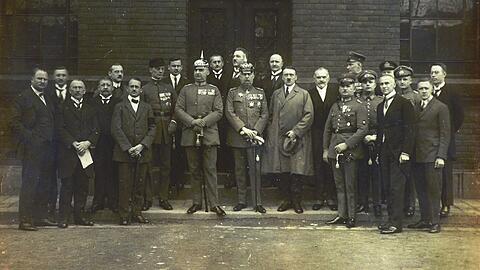Vor den Urteilen im Prozess gegen die Putschisten vom 9. November 1923 ("Hitler-Putsch") stellen sich die Angeklagten im Hof der Münchner Infanteriekaserne für ein Gruppenfoto auf. In der Mitte mit Pickelhauben Ex-Offizier Hermann Kriebel, Ex-General Erich Ludendorff und daneben Adolf Hitler.