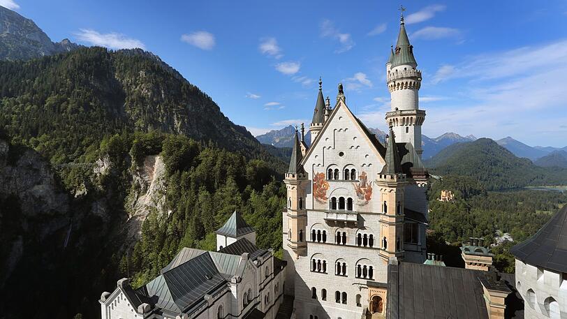 Mit eineinhalb Millionen Besuchern pro Jahr ist das Schloss Neuschwanstein eine der größten Touristenattraktionen Deutschlands.