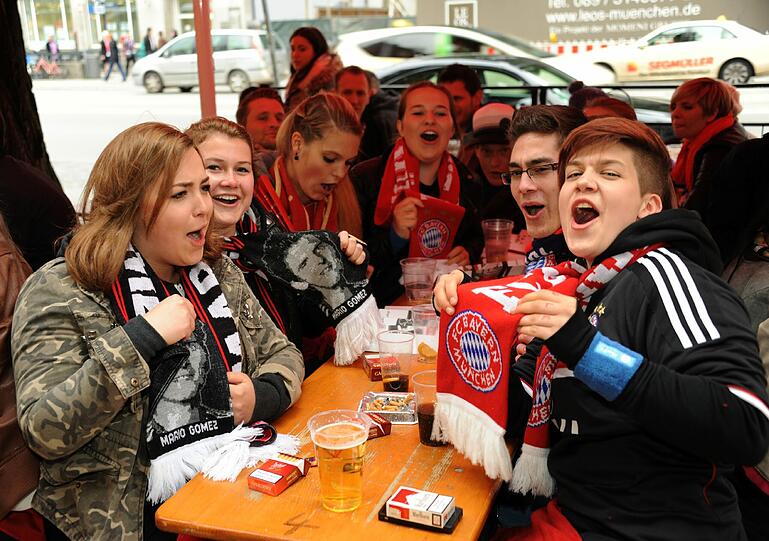 So ausgelassen feiern die Fans auf der Leopoldstraße den Bayern-Sieg. Die Bilder