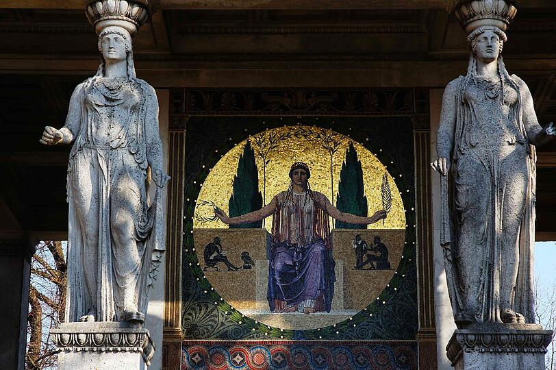 Sogar die Steinfiguren, vom Säulentempel unter ihm sind noch ahnungslos.