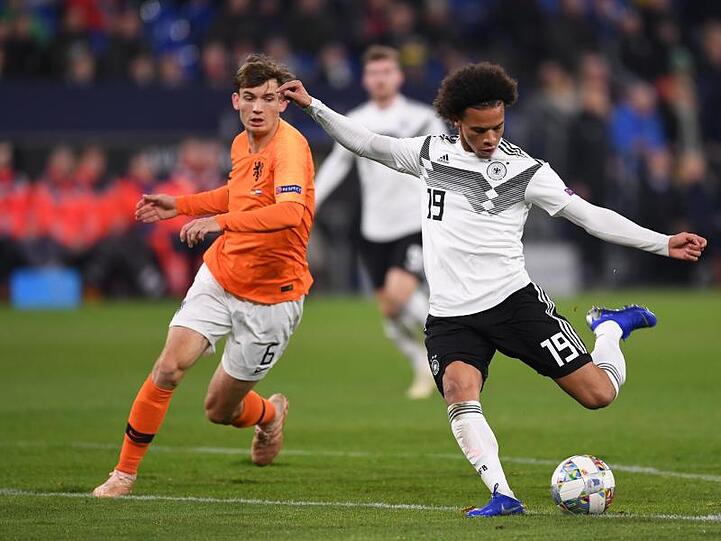 Leroy Sané (r) zieht ab und trifft zum 2:0 gegen die Niederlande.