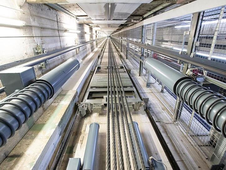 Ein Fahrstuhlschacht von ThyssenKrupp.