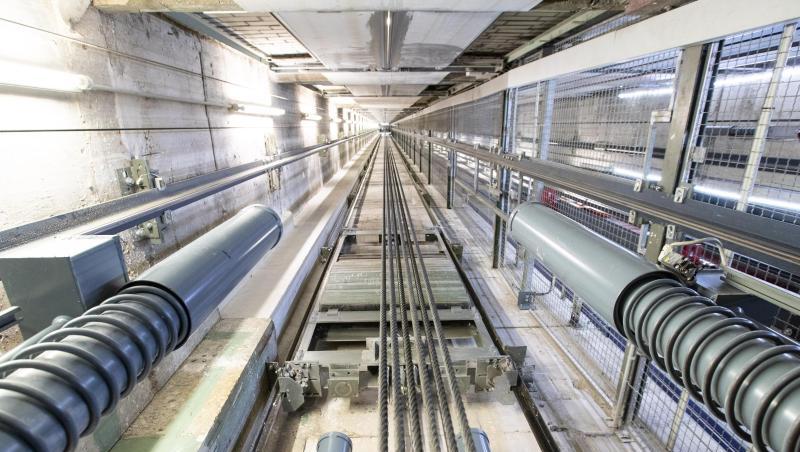 Ein Fahrstuhlschacht von ThyssenKrupp.