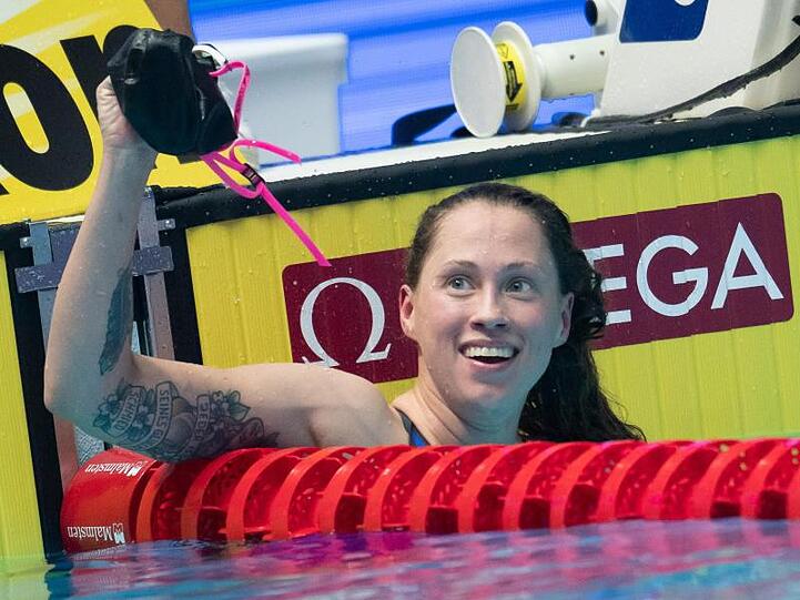 Sarah Köhler feiert ihren zweiten Platz über 1500 Meter Freistil.