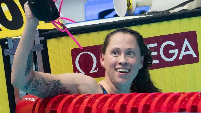Sarah Köhler feiert ihren zweiten Platz über 1500 Meter Freistil. Sarah Köhler feiert ihren zweiten Platz über 1500 Meter Freistil.