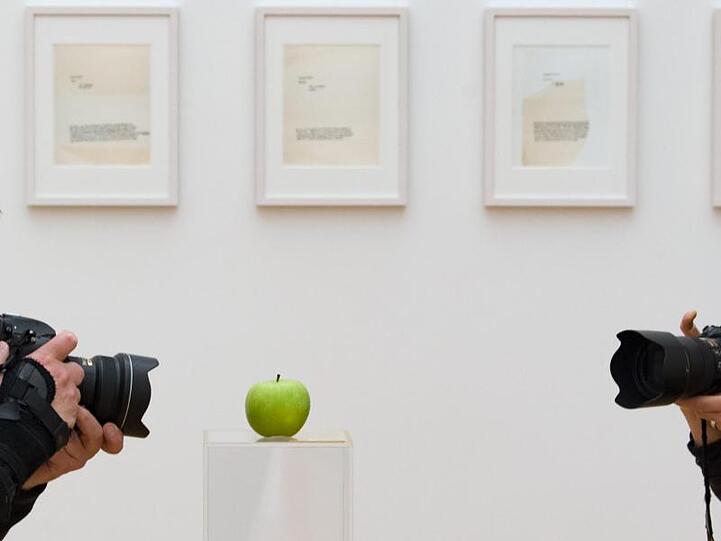 "Apple" (1966/2019) heißt die Arbeit von Yoko Ono, Apple Records heißt das Label der Beatles, das 1968 gegründet wurde.