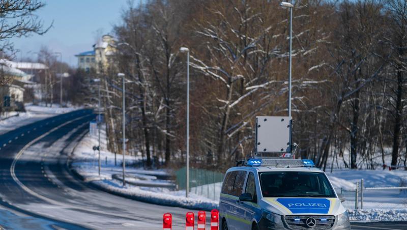 Ein Einsatzfahrzeug der Bundespolizei steht an der bayerisch-tschechischen Grenze bei Schirnding.