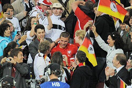 &bdquo;Ich wollte mich von ihnen verabschieden&ldquo;: Lukas Podolski nach dem Polen-Spiel inmitten von Fans, Freunden und Verwandten.