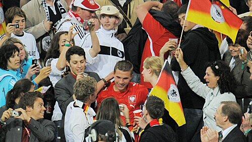 „Ich wollte mich von ihnen verabschieden“: Lukas Podolski nach dem Polen-Spiel inmitten von Fans, Freunden und Verwandten. „Ich wollte mich von ihnen verabschieden“: Lukas Podolski nach dem Polen-Spiel inmitten von Fans, Freunden und Verwandten.