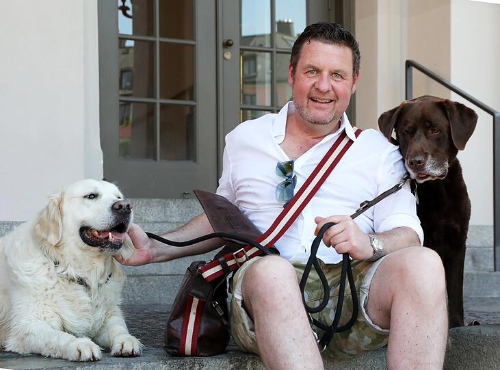 Martin Oser mit seinem Golden Retriever Emil und dem Labrador Franz. Spaß hatten die drei auf jeden Fall beim Casting.
