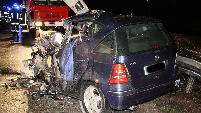 Mit diesem Auto prallte ein Geisterfahrer frontal gegen einen Lkw Mit diesem Auto prallte ein Geisterfahrer frontal gegen einen Lkw