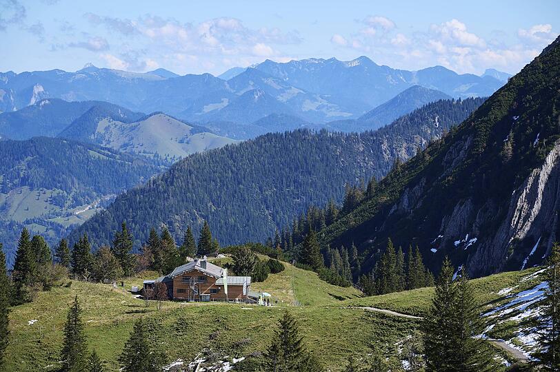 Das Taubensteinhaus in den Schlierseer Bergen: Ab Mai 2026 ist es unter neuer Leitung von Sophia Mpalampanis und ihrem Partner Franz Kinnigkeit. Das Taubensteinhaus in den Schlierseer Bergen: Ab Mai 2026 ist es unter neuer Leitung von Sophia Mpalampanis und ihrem Partner Franz Kinnigkeit.