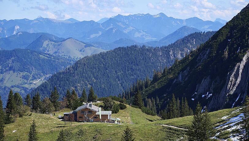 Das Taubensteinhaus in den Schlierseer Bergen: Ab Mai 2026 ist es unter neuer Leitung von Sophia Mpalampanis und ihrem Partner Franz Kinnigkeit.