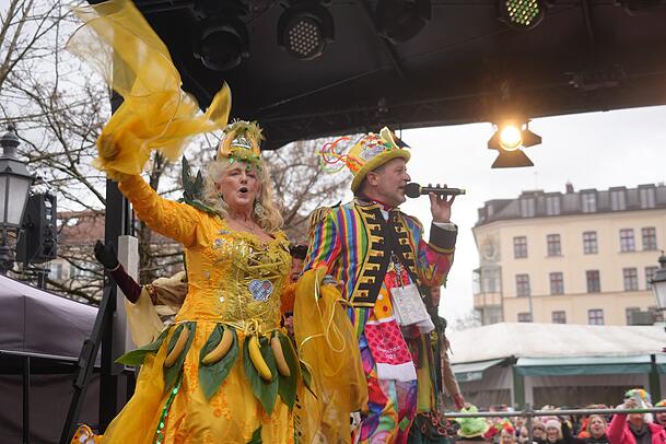 Die bisherige Sprecherin der Marktweiber, Christa Lang im Bananenkostüm, zusammen mit dem Tanzlehrer und Bühnentalent Christian Langer. Die bisherige Sprecherin der Marktweiber, Christa Lang im Bananenkostüm, zusammen mit dem Tanzlehrer und Bühnentalent Christian Langer.