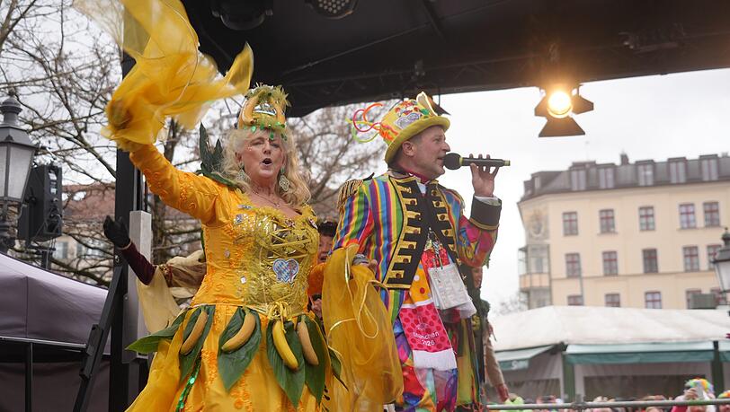 Die bisherige Sprecherin der Marktweiber, Christa Lang im Bananenkost&uuml;m, zusammen mit dem Tanzlehrer und B&uuml;hnentalent Christian Langer.