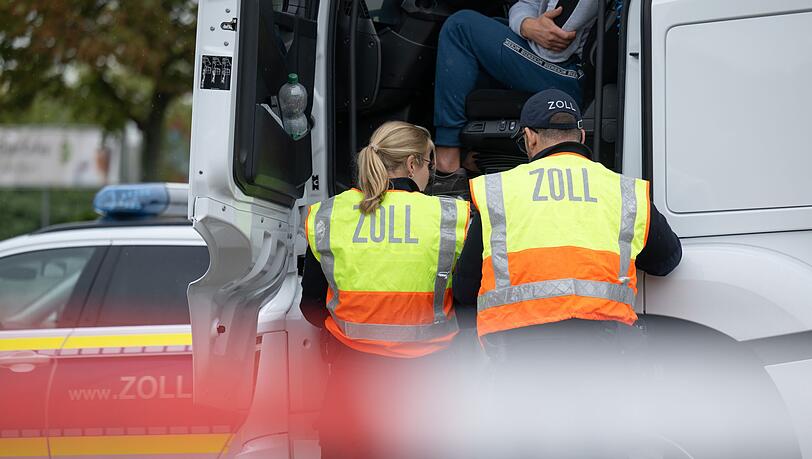 Eine ungewöhnliche Entdeckung machte ein Lkw-Fahrer während einer Zigarettenpause. (Symbolbild) Eine ungewöhnliche Entdeckung machte ein Lkw-Fahrer während einer Zigarettenpause. (Symbolbild)