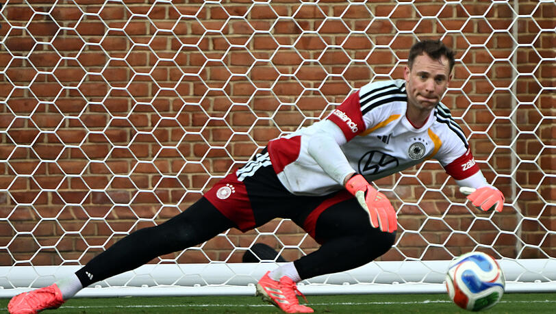 Manuel Neuer (Deutschland) in Aktion beim öffentlichen Training auf dem Gelände der Wake Forest University. Manuel Neuer (Deutschland) in Aktion beim öffentlichen Training auf dem Gelände der Wake Forest University.