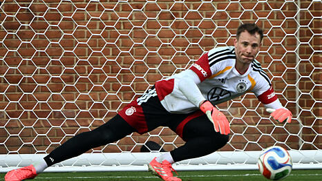 Manuel Neuer (Deutschland) in Aktion beim &ouml;ffentlichen Training auf dem Gel&auml;nde der Wake Forest University.
