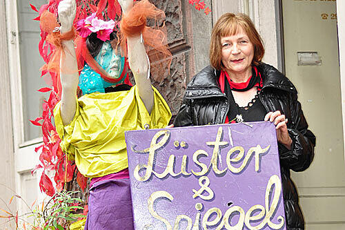 Galeristin Eva Maria Gries mit ihrer Stella.