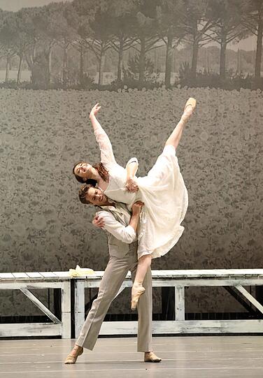 Szenen aus Christian Spucks "Anna Karenina" im Nationaltheater.