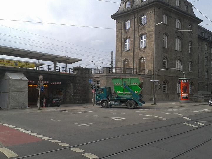 Der Fahrer setzt zurück und fährt auf den Gehweg, um die Straße freizumachen.