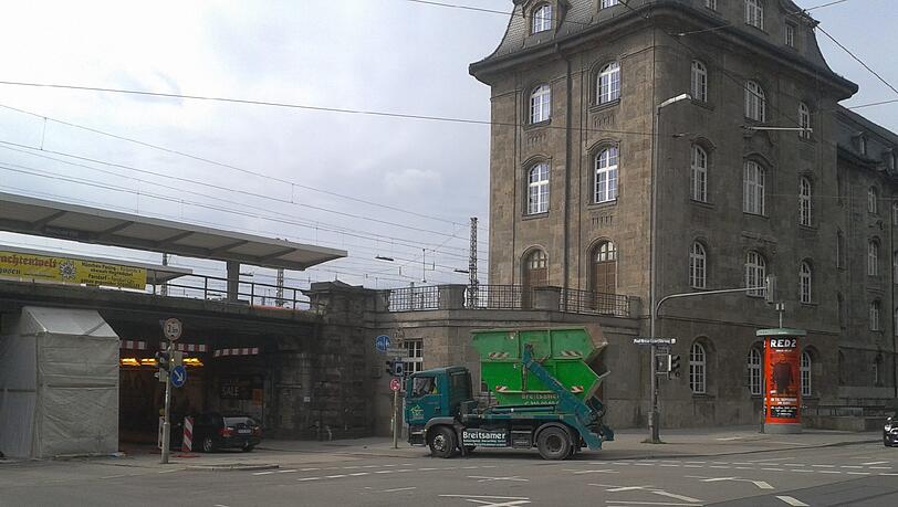 Der Fahrer setzt zurück und fährt auf den Gehweg, um die Straße freizumachen. Der Fahrer setzt zurück und fährt auf den Gehweg, um die Straße freizumachen.