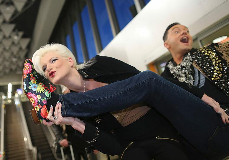 Und Abflug! Die Kandidaten Melanie Müller, Mola Adebisi, Corinna Drews, Gabby de Almeida Rinne und Julian Stoeckel sind in Richtung Australien zum Dschungelcamp unterwegs. Hier gibt's die Bilder vom Frankfurter Flughafen...