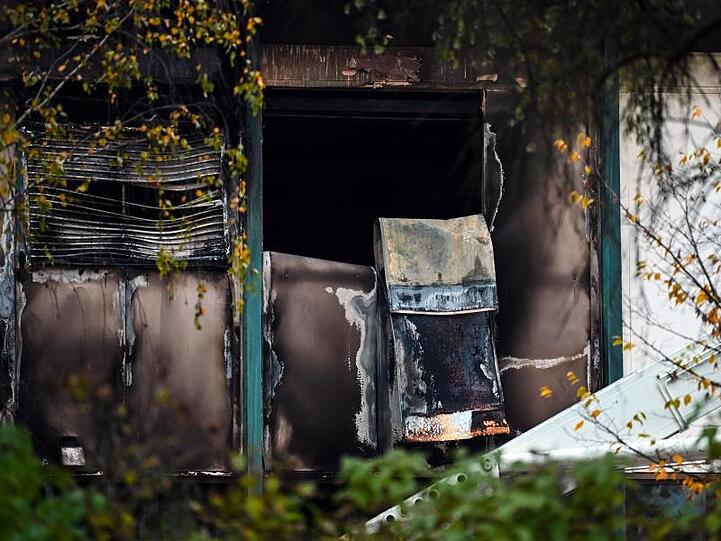 Verbrannte Teile einer Fassade sind auf dem Gelände des Bosch-Werks zu sehen. Foto: Nicolas Armer/dpa
