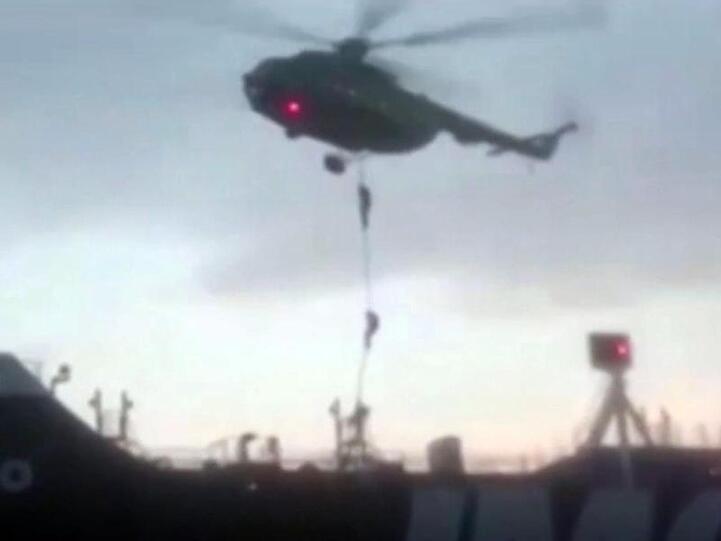 Das Videostandbild zeigt Mitglieder der iranischen Revolutionsgarde, die sich von einem Hubschrauber auf die "Stena Impero" abseilen.