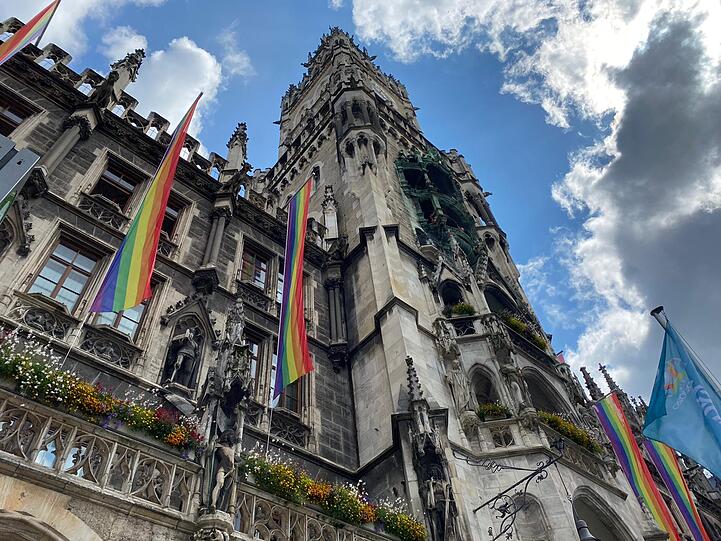 Mittwochvormittag am Marienplatz. Regenbogenflaggen am Münchner Rathaus.