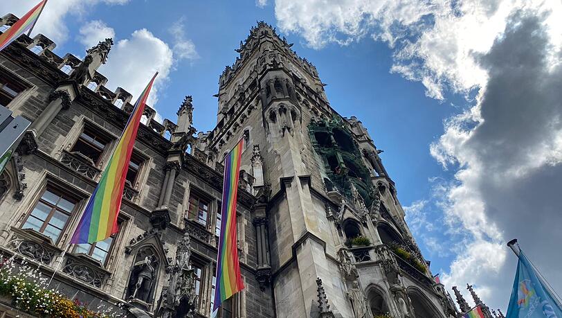 Mittwochvormittag am Marienplatz. Regenbogenflaggen am Münchner Rathaus. Mittwochvormittag am Marienplatz. Regenbogenflaggen am Münchner Rathaus.