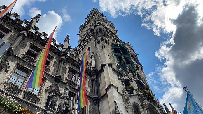 Vergangene Woche am Marienplatz. Regenbogenflaggen am Münchner Rathaus.