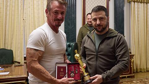 Keine Oscar-Nähe für Wolodymyr Selenskyj (r.), hier mit dem Academy Award von Sean Penn (l.).