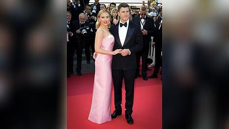 Scarlett Johansson und ihr Mann Colin Jost liefern auf dem roten Teppich in Cannes Inspiration für festliche Hochzeitsgarderobe.