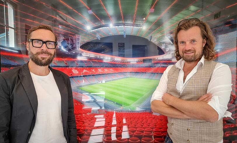 Vor seinem Bild der Allianz Arena: Fotograf Michael von Hassel (rechts) und Autor Alexander Gutzmer.