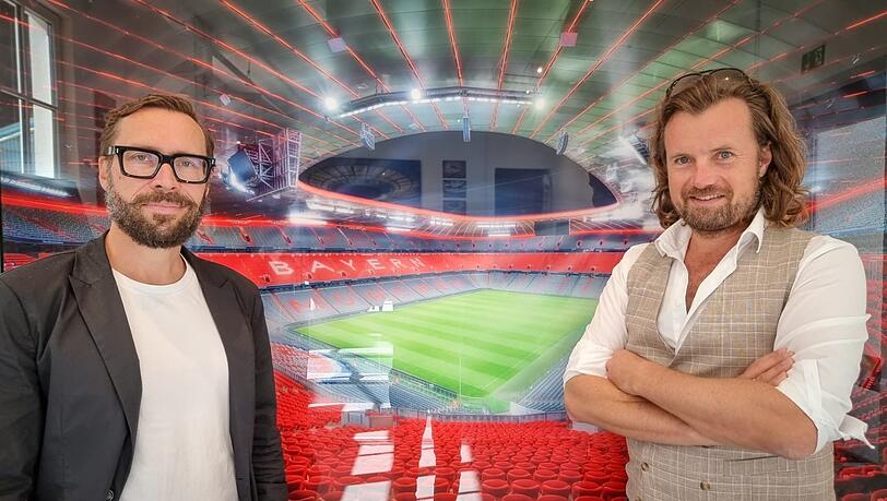 Vor seinem Bild der Allianz Arena: Fotograf Michael von Hassel (rechts) und Autor Alexander Gutzmer. Vor seinem Bild der Allianz Arena: Fotograf Michael von Hassel (rechts) und Autor Alexander Gutzmer.
