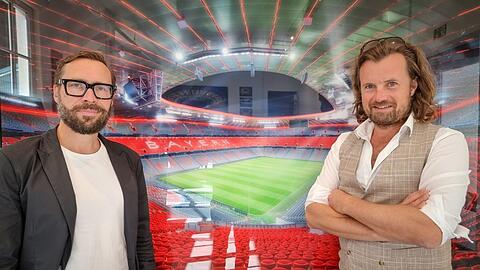 Vor seinem Bild der Allianz Arena: Fotograf Michael von Hassel (rechts) und Autor Alexander Gutzmer.