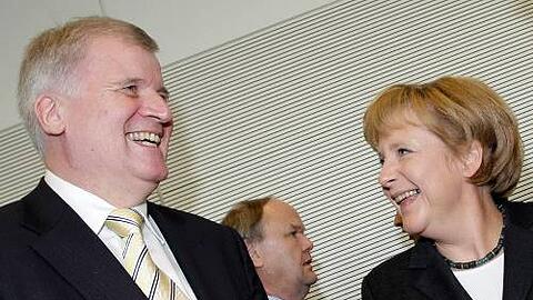 Gemeinsame Freude: Seehofer und Merkel kurz nach Hubers Rücktritt.