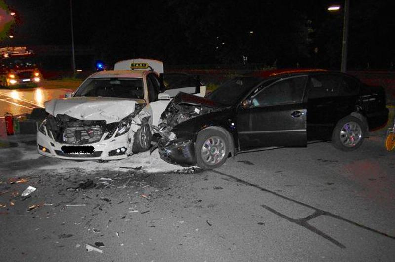 Der Geisterfahrer prallte mit einem Taxi zusammen, dann versuchte der Fahrer vor der Polizei zu flüchten. Ohne Erfolg.
