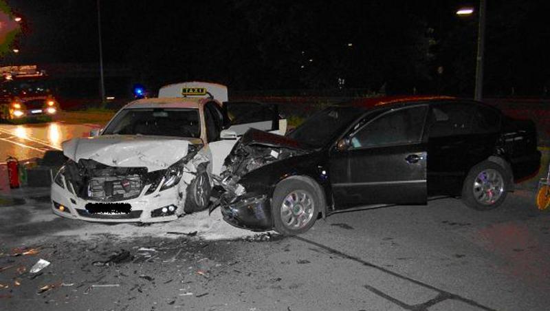 Der Geisterfahrer prallte mit einem Taxi zusammen, dann versuchte der Fahrer vor der Polizei zu flüchten. Ohne Erfolg. Der Geisterfahrer prallte mit einem Taxi zusammen, dann versuchte der Fahrer vor der Polizei zu flüchten. Ohne Erfolg.