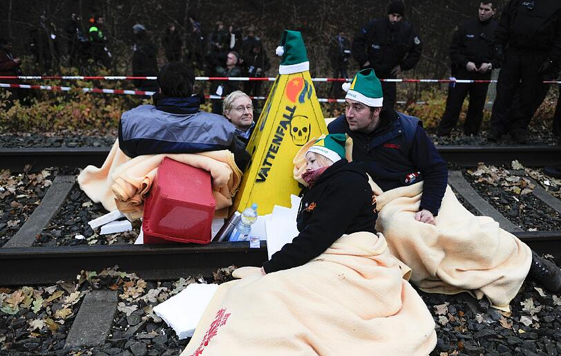 Atomkraftgegner haben sich an die Bahngleise der Castor-Transportstrecke angekettet. Die Bilder vom Polizeieinsatz.
