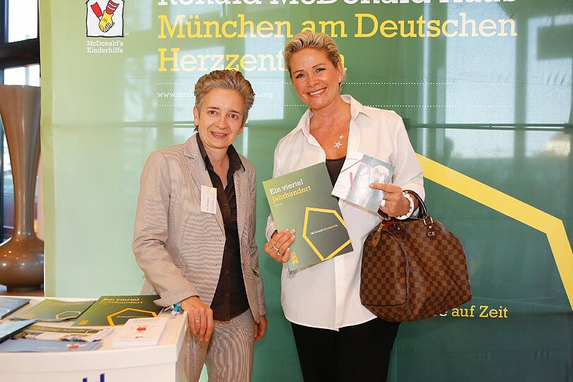 Claudia Effenberg durfte bei der Charity-Aktion "Ein gARTen voller Schafe" nicht fehlen. Sie war neben Model Gitta Saxx und TV-Moderator Jochen Bendel Mitglied der Jury. Sehen Sie hier die besten Bilder des Charity Events.