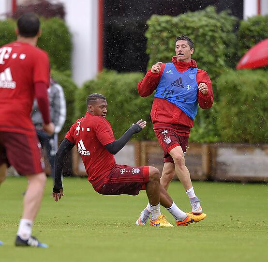 Die Bayern-Stars Jerome Boateng und Robert Lewandowski geraten im Mittwochstraining heftig aneinander. Foto: Bernd Feil