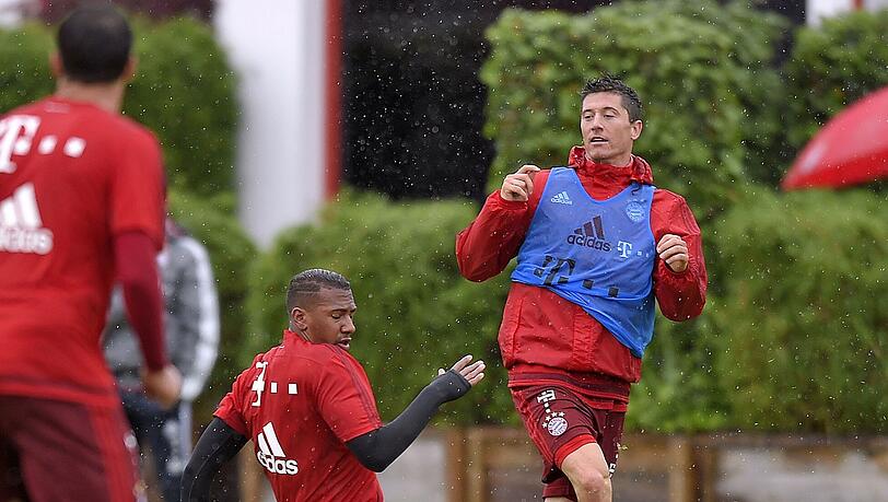Die Bayern-Stars Jerome Boateng und Robert Lewandowski geraten im Mittwochstraining heftig aneinander. Foto: Bernd Feil