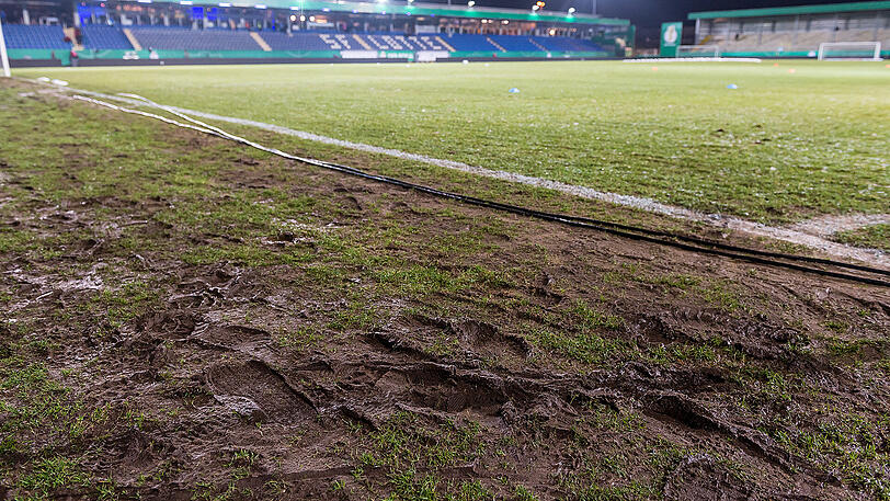 Knöcheltiefer Matsch: Wegen des schlechten Platzes wurde die DFB-Pokal-Begegnung zwischen dem BVB und Lotte gar nicht erst angepfiffen.