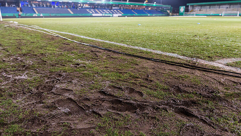 Knöcheltiefer Matsch: Wegen des schlechten Platzes wurde die DFB-Pokal-Begegnung zwischen dem BVB und Lotte gar nicht erst angepfiffen. Knöcheltiefer Matsch: Wegen des schlechten Platzes wurde die DFB-Pokal-Begegnung zwischen dem BVB und Lotte gar nicht erst angepfiffen.