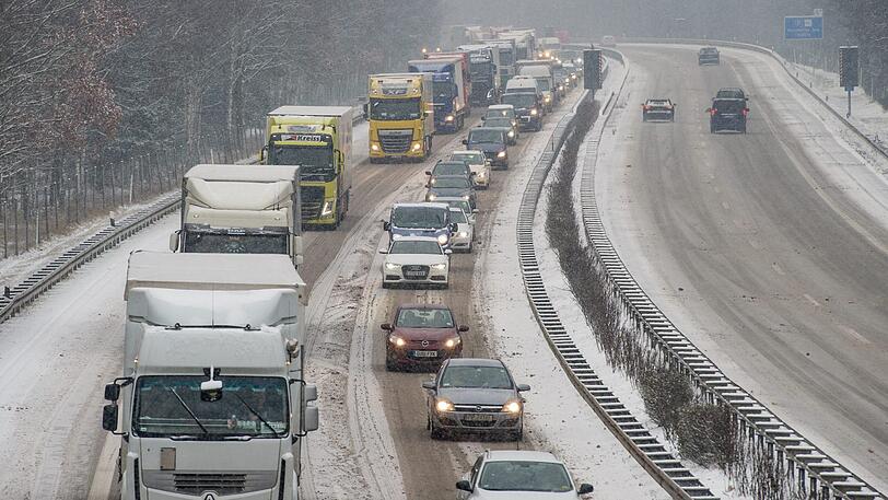 Autofahrer auf der A8 brauchten am Montagmorgen viel Geduld. (Symbolbild)