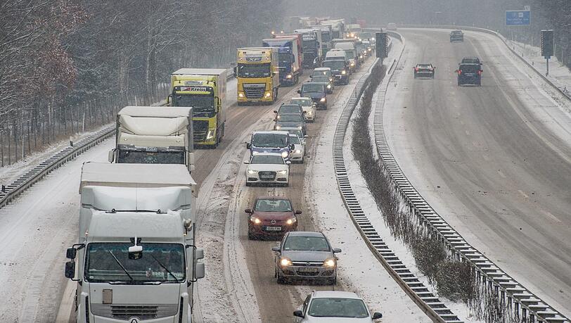 Autofahrer auf der A8 brauchten am Montagmorgen viel Geduld. (Symbolbild) Autofahrer auf der A8 brauchten am Montagmorgen viel Geduld. (Symbolbild)