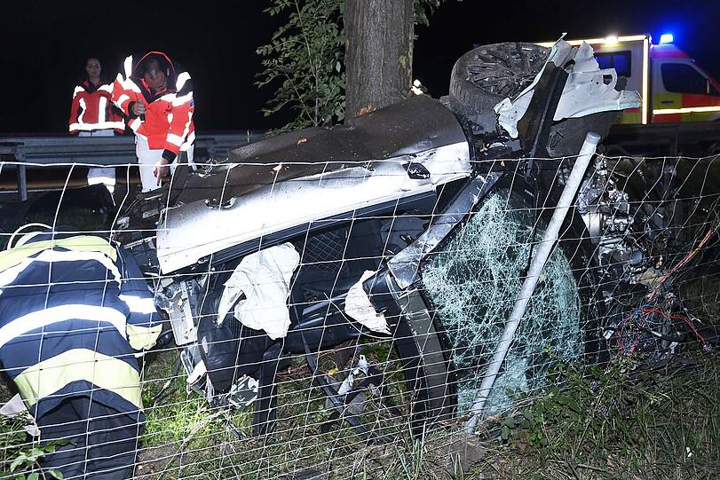 Bei einem schweren Unfall auf der A95 Richtung Garmisch in Höhe des Autobahnkreuzes Starnberg verunglückte ein Sportwagen. Ein Person kam dabei ums Leben, eine weitere wurde schwer verletzt.