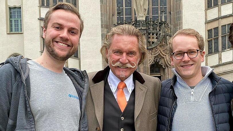 Vor dem Amtsgericht Berlin klagt TV-Anwalt Ingo Lenßen (m.) am Montag mit den Legal-Tech-Gründern Benedikt Quarch (l.) und Phillip Eischet (r.) gegen Ryanair wegen der Rückerstattung von Gebühren beim Nichtantritt von Flugreisen